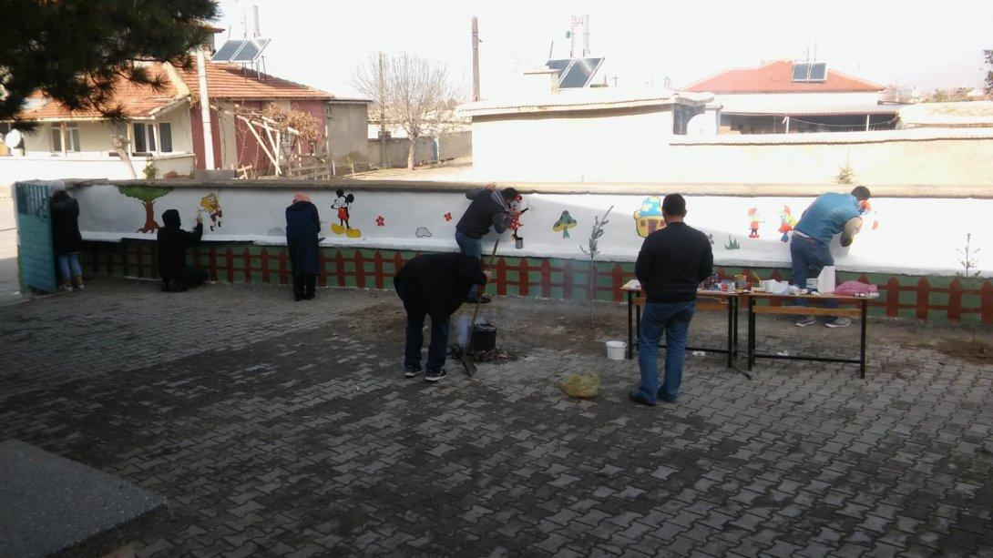 Mimar Sinan ilkokulu ve Mevlana İHO öğretmenleri ara tatilde okul bahçesini güzelleştirdiler 